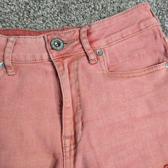 Women's Bull Head Red Raw Hem High Rise Curvy Fit Mom Jean Denim Shorts 3 - Picture 3 of 5